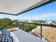Vista da sacada para o mar