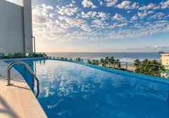 Piscina infinity com vista para o mar