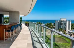 Varanda com bar e vista para o mar