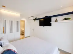 Jardim com piscina noturno